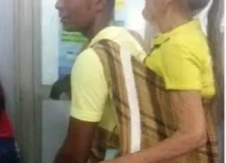 Brasil - Jovem carrega idosa doente nas costas e imagem emociona