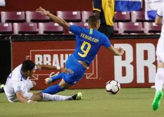 Brasil vence por 5 a 0 em jogo inspirado do atacante Richarlison