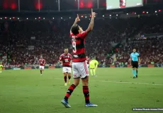 Brasileiro: Flamengo derrota Palmeiras e mantém vivo sonho por título