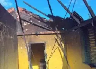 Brutal - Criminosos invadem casa, ataca moradores a facadas e põe fogo no imóvel com uma das vítimas ainda viva, em Serra dos Aimorés