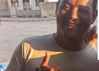 Brutal - Homem  é morto a tiros e facada em Itabatã . Faca ficou cravada nas costas da vítima