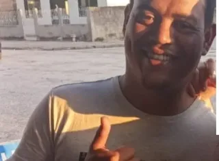 Brutal - Homem  é morto a tiros e facada em Itabatã . Faca ficou cravada nas costas da vítima