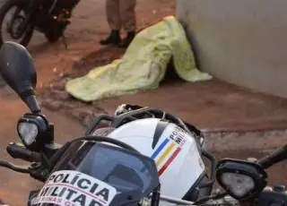 Brutal - Homem mata amigo e anda pela rua carregando a cabeça da vítima