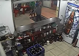 Brutal- Vídeo mostra homem sendo executado com mais de 20 tiros em bar de Linhares
