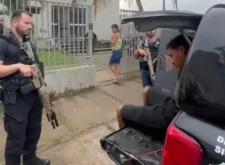 “Cabelinho” é preso em flagrante por tráfico de drogas no bairro Alecrim, em Eunápolis