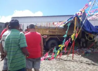 Caçamba de coleta de lixo desgovernada atinge barracas de fogos mata duas pessoas e deixa três feridos na BA-502