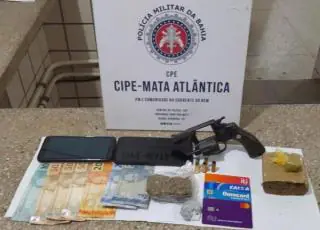CAEMA prende homem com mandado de prisão em aberto, arma e drogas em Itanhém