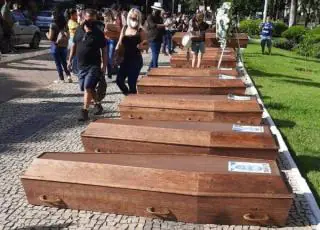 Caixões com fotos de vereadores são colocados em frente a Câmara em protesto