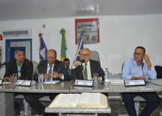 Câmara aprova lei que impede exoneração de funcionários concursados desde 2009 em Nova Viçosa