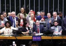 Câmara aprova PEC que acaba com escala 6x1 e reduz jornada para 40 horas semanais