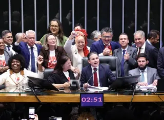 Câmara aprova PEC que acaba com escala 6x1 e reduz jornada para 40 horas semanais