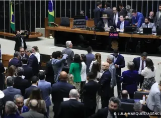 Câmara aprova projeto que reajusta salários de servidores públicos