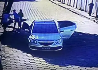 Câmera de segurança filme momento que vítimas são assaltadas no centro de Medeiros Neto