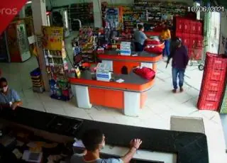 Câmera de segurança flagra assalto em supermercado do bairro Castelinho