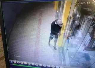 Câmeras de segurança gravam momento que ladrão arromba e furta loja no centro de Teixeira