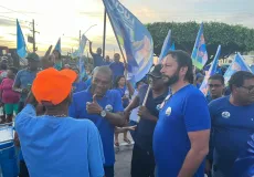 Caminhada de Gilvan Produções pelos bairros do Prado continua atraindo multidões