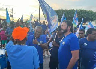 Caminhada de Gilvan Produções pelos bairros do Prado continua atraindo multidões