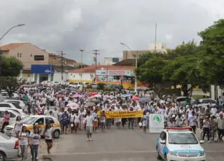 Centenas de pessoas participam da Caminhada Pela Paz em Teixeira de Freitas