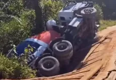 Caminhão betoneira despenca da ponte da ‘Cruz do Ouro’ em Itamaraju