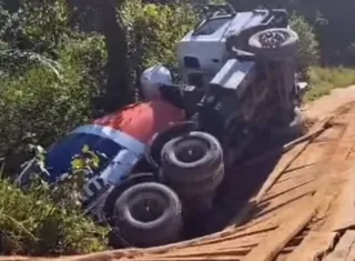 Caminhão betoneira despenca da ponte da ‘Cruz do Ouro’ em Itamaraju