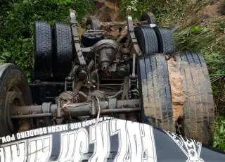Caminhão boiadeiro cai em ribanceira na BR 101 e motorista morre preso ás ferragens