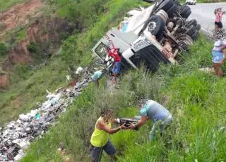 Caminhão carregado com 40 toneladas de peixe tomba na BR 101 e carga é saqueada