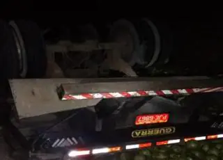 Caminhão carregado de cocos tomba na “Curva da Morte” em Itamaraju