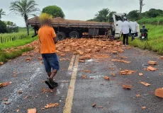 Caminhão carregado de lajotas tomba na BA-290 após desviar de buraco na pista