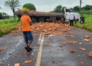 Caminhão carregado de lajotas tomba na BA-290 após desviar de buraco na pista