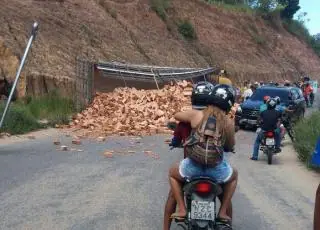 Caminhão carregado de lajotas tomba na ladeira do Colina Verde em Teixeira