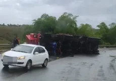 Caminhão carregado de mamão tomba na BR-101 e deixa pista escorregadia entre Itamaraju e Teixeira de Freitas