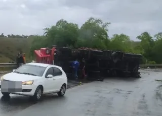 Caminhão carregado de mamão tomba na BR-101 e deixa pista escorregadia entre Itamaraju e Teixeira de Freitas