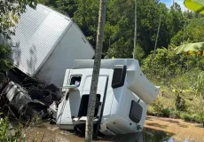 Caminhão carregado de móveis sai da pista e deixa motorista ferido em Nova Viçosa