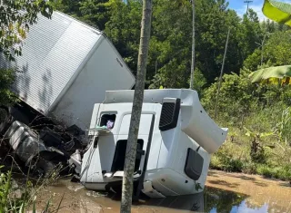Caminhão carregado de móveis sai da pista e deixa motorista ferido em Nova Viçosa
