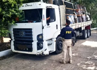 Caminhão com chapas de granito sem nota fiscal é retido pela PRF em Eunápolis