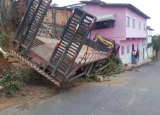 Caminhão da MPE Transportes perde freio e bate em prédio em Medeiros Neto
