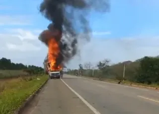 Caminhão da Simonetti é destruído por incêndio na BR-101, entre Teixeira e Itamaraju