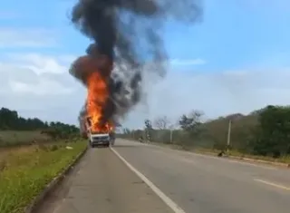 Caminhão da Simonetti é destruído por incêndio na BR-101, entre Teixeira e Itamaraju