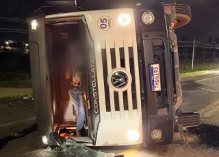 Caminhão de coleta de lixo tomba na BR-367 próximo a policlínica em Eunápolis; ninguém fica ferido