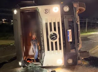 Caminhão de coleta de lixo tomba na BR-367 próximo a policlínica em Eunápolis; ninguém fica ferido