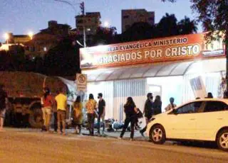 Caminhão desce de ré, atinge igreja e passa por cima de moto em Medeiros Neto
