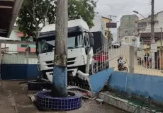 Caminhão desgovernado invade creche em Jucuruçu e acidente por pouco não termina em tragédia