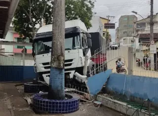 Caminhão desgovernado invade creche em Jucuruçu e acidente por pouco não termina em tragédia