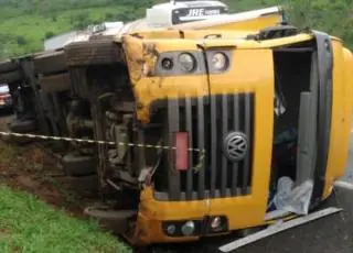 Caminhão dos Correios tomba e deixa uma pessoa morta na BR-116