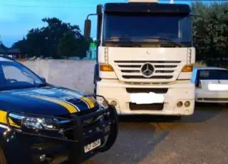 Caminhão Mercedes Benz roubado há dois dias é localizado pela PRF na BR 101 em Itabela