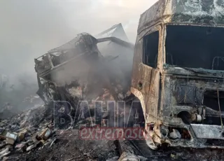Caminhão pega fogo na BR-101 e carga de carne é totalmente destruída