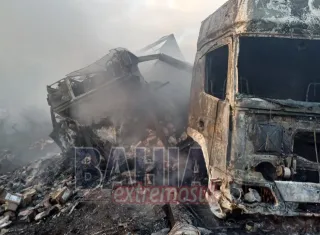 Caminhão pega fogo na BR-101 e carga de carne é totalmente destruída