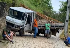 Caminhão perde freio e causa susto em ladeira perigosa de Itamaraju