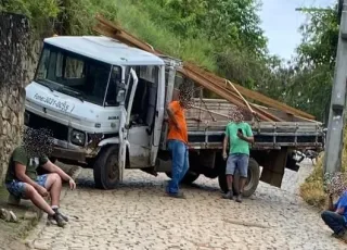 Caminhão perde freio e causa susto em ladeira perigosa de Itamaraju