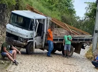 Caminhão perde freio e causa susto em ladeira perigosa de Itamaraju
